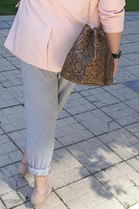 look talla grande con pantalones Jogging chandal gris de asos curves con blazer rosa zapatos nude camiseta basica bolso python