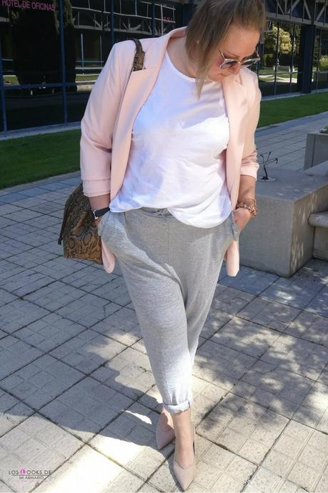 look talla grande con pantalones Jogging chandal gris de asos curves con blazer rosa zapatos nude camiseta basica bolso python