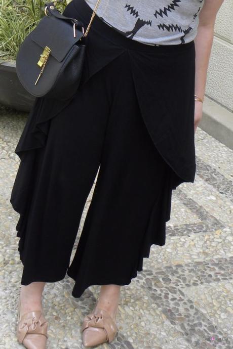 look talla grnade culottes de volantes de asos curves con camiseta gris y zapatos nude de lazos de zara con bolso negro chloe de aliexpress outfit de primavera