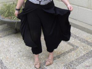 look talla grnade culottes de volantes de asos curves con camiseta gris y zapatos nude de lazos de zara con bolso negro chloe de aliexpress outfit de primavera