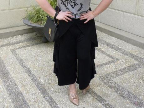 look talla grnade culottes de volantes de asos curves con camiseta gris y zapatos nude de lazos de zara con bolso negro chloe de aliexpress outfit de primavera