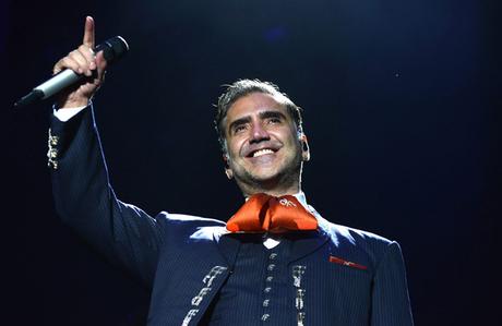 Alejandro Fernández  (@alexoficial) ebrio y a punto de vomitar en un concierto #Musica #Mexico (VIDEO)