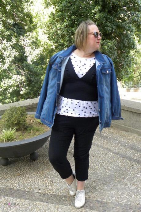 look con camiseta con estrellas negras de zara top con volantes de zara pantalon capri negro de zara sneakers y chaqueta vaquera para un outfit de primavera