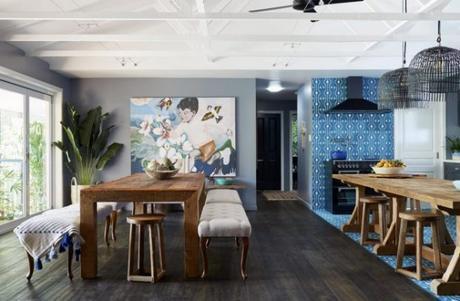 Casas llenas de complementos Mesa de comedor con bancos