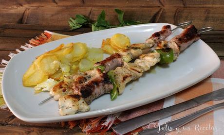 RECETA - Brochetas de pollo, panceta y salchichas