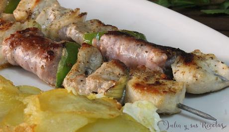RECETA - Brochetas de pollo, panceta y salchichas