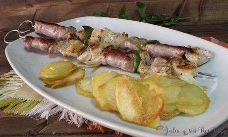 RECETA - Brochetas de pollo, panceta y salchichas