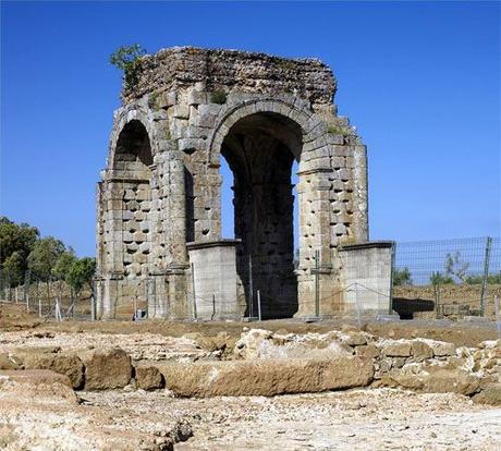 Obras en la calzada en Cáparra