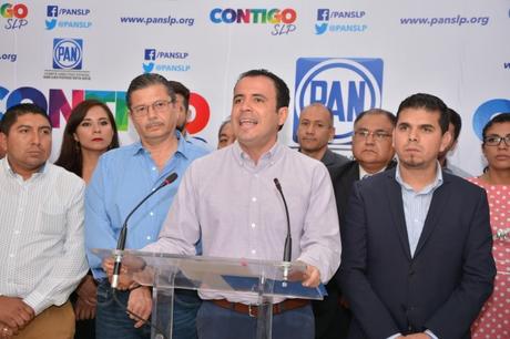 Convoca Xavier Azuara a rueda de prensa y sale huyendo
