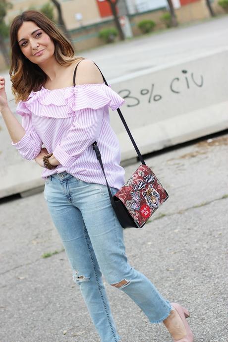 Con top de volantes y jeans Con top de volantes y jeans