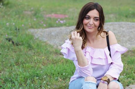 Con top de volantes y jeans Con top de volantes y jeans