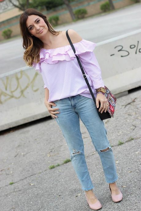 Con top de volantes y jeans Con top de volantes y jeans