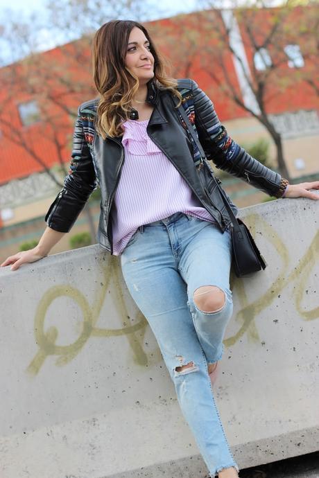 Con top de volantes y jeans Con top de volantes y jeans