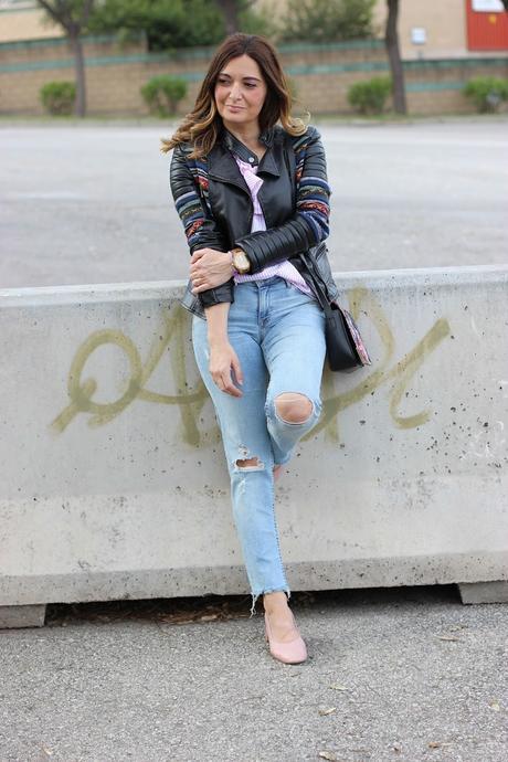 Con top de volantes y jeans Con top de volantes y jeans