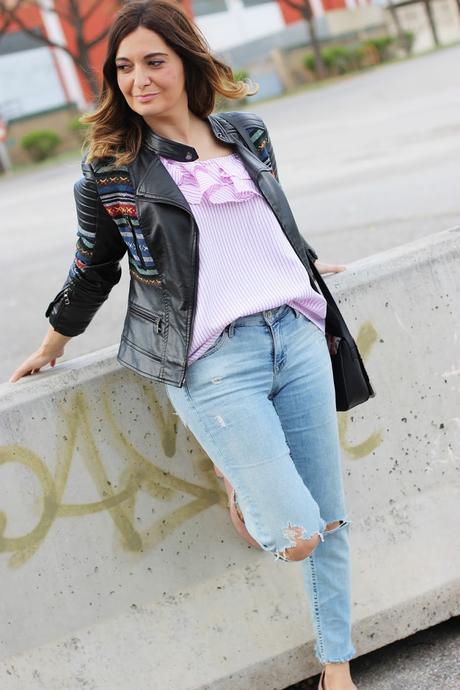 Con top de volantes y jeans Con top de volantes y jeans