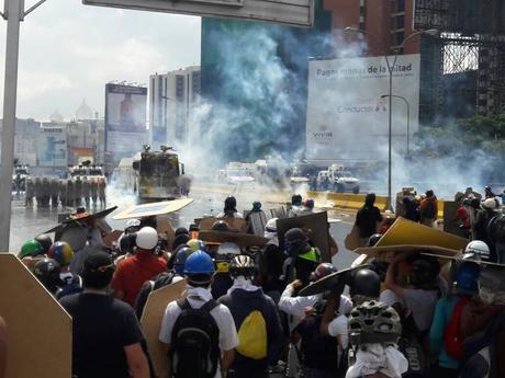 Fuerte represión en Caracas evita que manifestantes lleguen al supremo Fuerte represión en Caracas evita que manifestantes lleguen al supremo