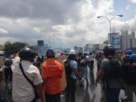 Fuerte represión en Caracas evita que manifestantes lleguen al supremo Fuerte represión en Caracas evita que manifestantes lleguen al supremo