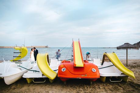 novios-entre-patinetes-playa-fotografo-boda-tarragona