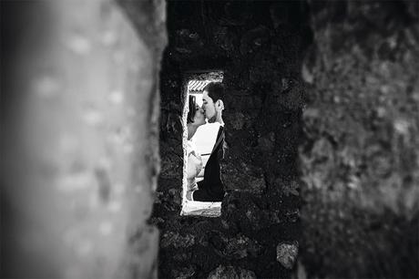 beso-hueco-ventana-fotografo-boda-tarragona