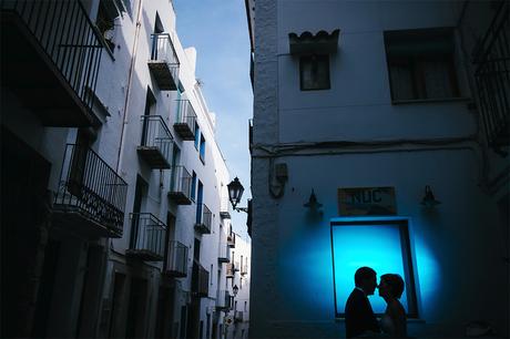 silueta-novios-calles-peñiscola-fotografo-boda-tarragona