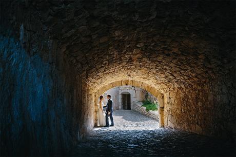 pareja-arco-castillo-peñiscola-fotografo-boda-tarragona