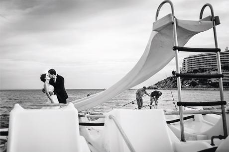 beso-patinete-playa-fotografo-boda-tarragona