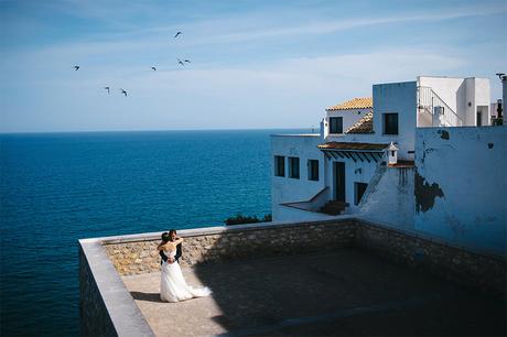 abrazo-terraza-mar-fotografo-boda-tarragona