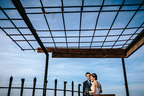 abrazo-pareja-fotografo-boda-tarragona