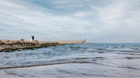 pareja-espigon-playa-fotografo-boda-tarragona