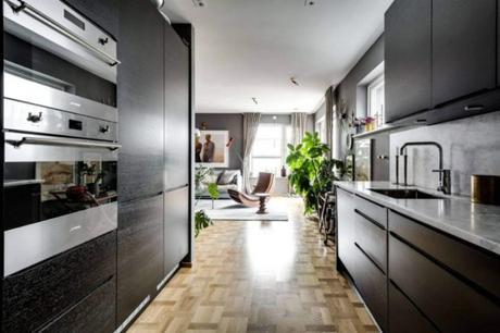 Tonalidades de gris en el salon cocina tipo tunel