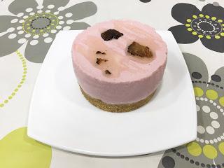 Bavaroise de fresas con nata y miel de trufa