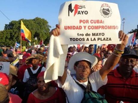 ¿Se puede tapar un desfile de miles de personas en Cuba con un infeliz y una bandera? + FOTOS #Cuba #CubaEsNuestra