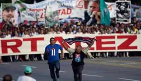 ¿Se puede tapar un desfile de miles de personas en Cuba con un infeliz y una bandera? + FOTOS #Cuba #CubaEsNuestra ¿Se puede tapar un desfile de miles de personas en Cuba con un infeliz y una bandera? + FOTOS #Cuba #CubaEsNuestra