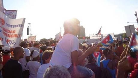 ¿Se puede tapar un desfile de miles de personas en Cuba con un infeliz y una bandera? + FOTOS #Cuba #CubaEsNuestra ¿Se puede tapar un desfile de miles de personas en Cuba con un infeliz y una bandera? + FOTOS #Cuba #CubaEsNuestra