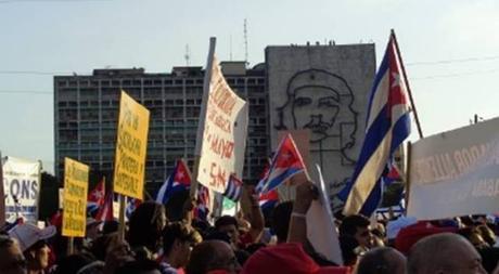 ¿Se puede tapar un desfile de miles de personas en Cuba con un infeliz y una bandera? + FOTOS #Cuba #CubaEsNuestra ¿Se puede tapar un desfile de miles de personas en Cuba con un infeliz y una bandera? + FOTOS #Cuba #CubaEsNuestra