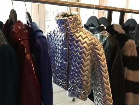 ¡Qué me dices de esta cazadora en plata! Me encanta! Un día en la vida de una blogger de Moda y Belleza