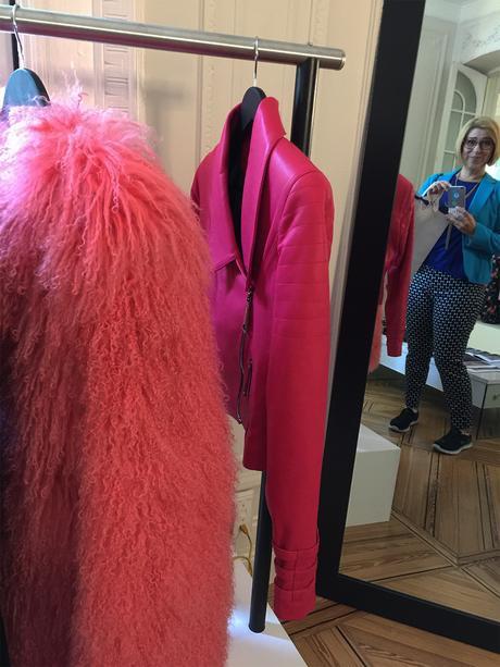 Diseños de Pilar del Campo. Tanto la perfecto rosa como este chaquetón de pelo largo en primer plano me enamoraron Un día en la vida de una blogger de Moda y Belleza