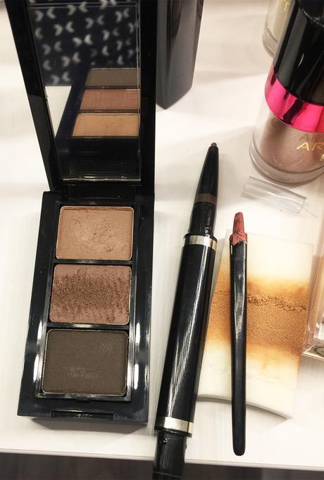 Este es un nuevo estuche para cejas de la marca Artistry. El del medio es una cera :) Un día en la vida de una blogger de Moda y Belleza