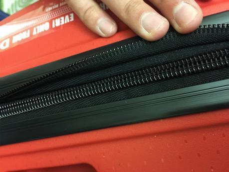 La seguridad que aporta la doble cremallera es lo que próximamente copiarán el resto de marcas de maleta :) Un día en la vida de una blogger de Moda y Belleza