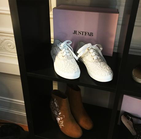 Deportivas de encaje de JustFab y unos botines bordados debajo. Un día en la vida de una blogger de Moda y Belleza