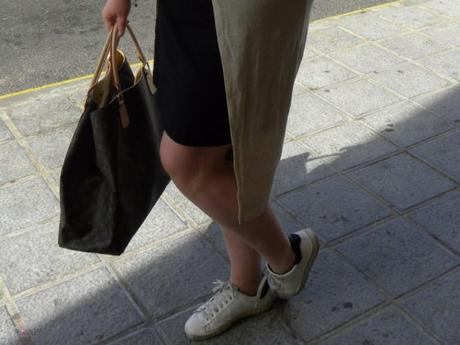 look talla grande curvy con tunica arena y botones de zara con vestido negro basico de asos y sneakers primavera