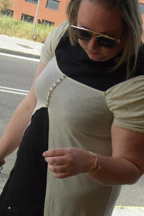 look talla grande curvy con tunica arena y botones de zara con vestido negro basico de asos y sneakers primavera