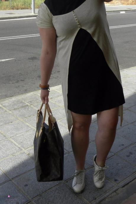 look talla grande curvy con tunica arena y botones de zara con vestido negro basico de asos y sneakers primavera