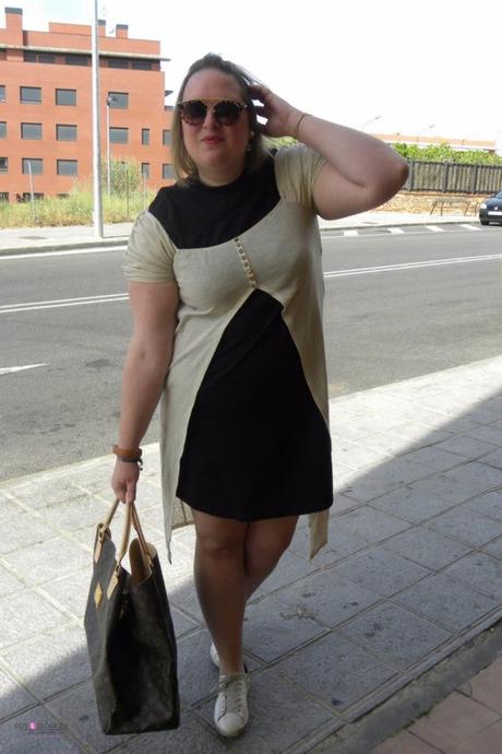 look talla grande curvy con tunica arena y botones de zara con vestido negro basico de asos y sneakers primavera