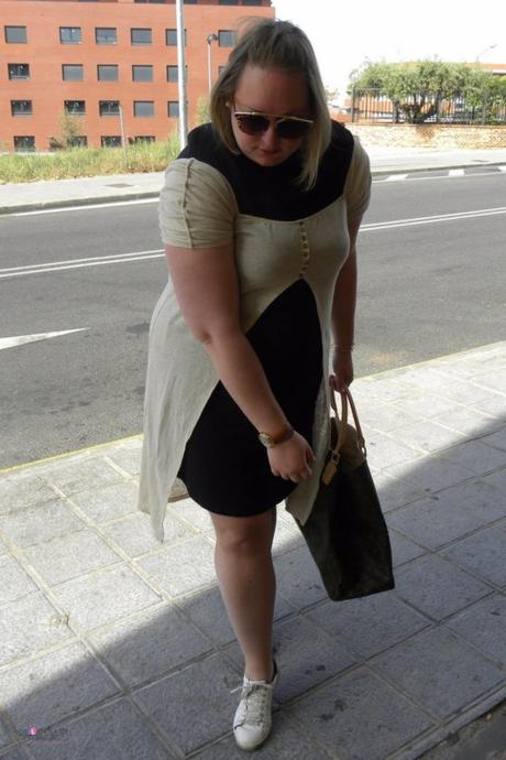 look talla grande curvy con tunica arena y botones de zara con vestido negro basico de asos y sneakers primavera