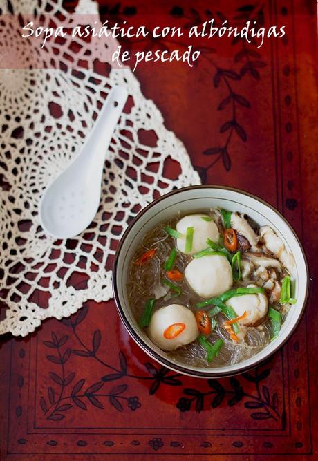 Sopa asiática con albóndigas de pescado