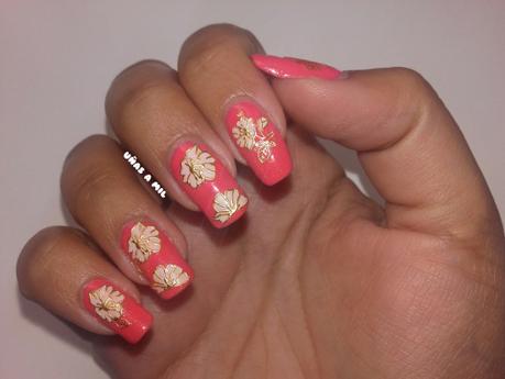 Diseño de uñas rojo coral con flores blancas