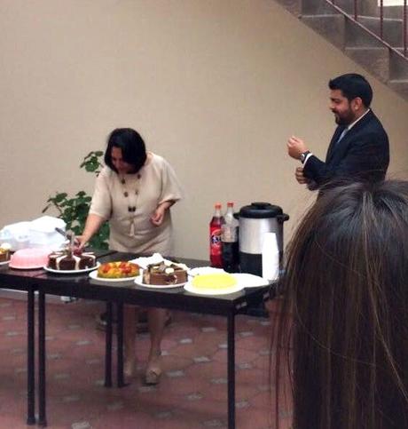 En horas de trabajo festeja su cumpleaños la Directora de Recursos Humanos del Gobierno estatal