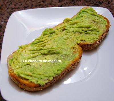 TOSTA DE VEGETALES CON AGUACATE Y JAMÓN