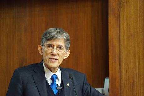 Conferencia “Simbiosis y Evolución” impartida por el biólogo evolucionista Antonio Lazcano Araujo